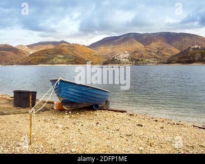 Turano See und die kleine Stadt Castel di Tora - Rieti, Italien Stockfoto