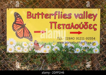 Paros, Griechenland - 27. September 2020: Infotafel des Schmetterlingstals auf der Insel Paros. Griechenland Stockfoto