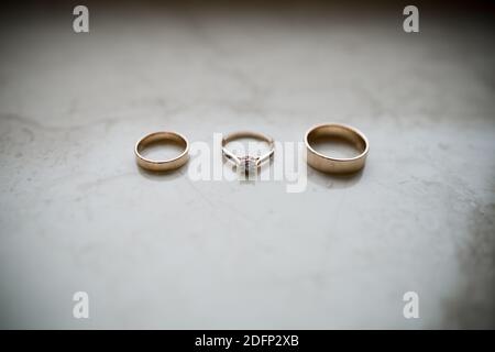 Auf dem Tisch liegen goldene Eheringe Stockfoto