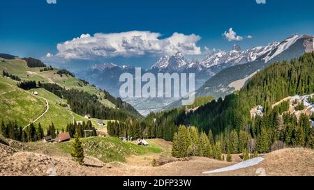 Schweizer Berglandschaft mit blauem Himmel und weißen Wolken Stockfoto