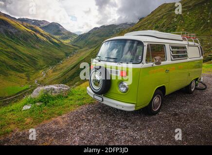VW T2 Van Bus alter Bus in den schweizer Alpen Stockfoto