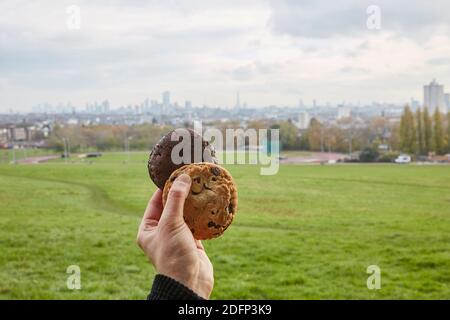 Chocolate Chip Cookies mit London Skyline Hampstead Heath in der Hintergrund Stockfoto