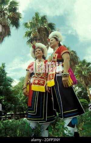 Frauen in taiwanesischer Tracht auf einer Veranstaltung im Stadtzentrum von Taipei in Taiwan in Ost-Aasia. Taiwan, Taipeh, Mai 2001 Stockfoto