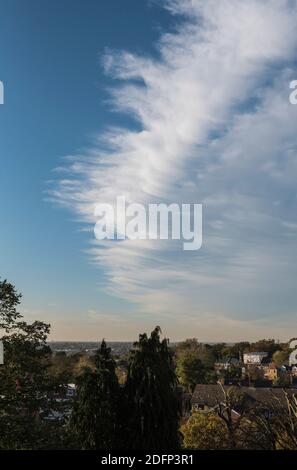 Wolkenfront über Nordwesten Londons Stockfoto