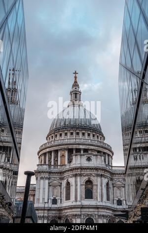 Ansicht der St Pauls Cathedral zwischen Glas fronted Bürogebäude, London, UK Stockfoto