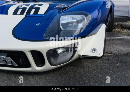 Nahaufnahme der Vorder- und Seitenansicht eines Metallic blau und weiß Superformance GT40R hochwertige Nachbildung von Der Ford GT40 Stockfoto