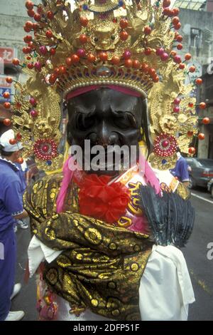 Eine traditionelle Mazu-Parade und ein taoistisches religiöses Festival im Stadtzentrum von Taipei in Taiwan im Osten von Aasia. Taiwan, Taipeh, Mai 2001 Stockfoto