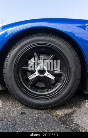 Nahaufnahme Detail der schwarzen Legierung Vorderrad und Pirelli Reifen auf einem metallisch blauen und weißen Superformance GT40R Hochwertige Nachbildung des Ford GT40 Stockfoto