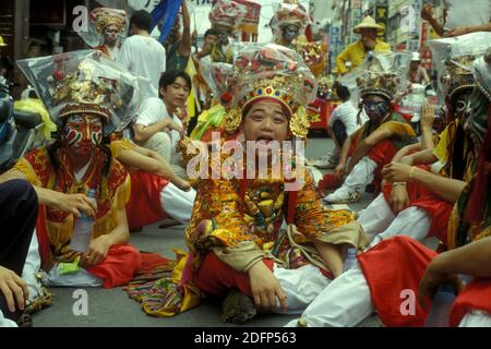 Eine traditionelle Mazu-Parade und ein taoistisches religiöses Festival im Stadtzentrum von Taipei in Taiwan im Osten von Aasia. Taiwan, Taipeh, Mai 2001 Stockfoto