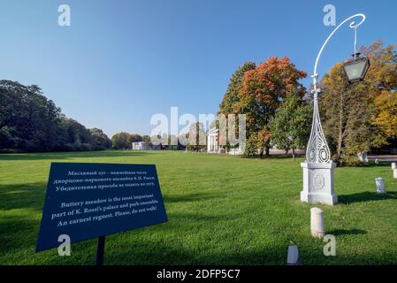 Sankt Petersburg, Russland – 24. September 2020: Die Buttery Meadow in der Nähe des Yelagin-Palastes im Yelagin-Park. Wurde von Carlo Rossi Architekt gebaut Stockfoto