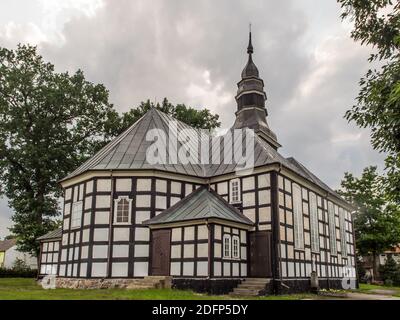 Brzezie, Polen - 28. Juli 2016: Aus Holz, historische Kirche in der Region Westpommern in Polen Stockfoto