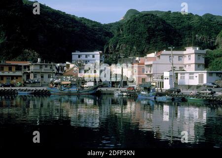 Das Fischerdorf Fulung am Pazifischen Ozean im Norden Taiwans von Ost-Aasia. Taiwan, Taipeh, Mai 2001 Stockfoto