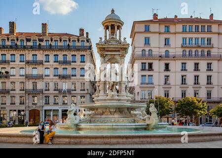 17 sep 2020, Lyon, Frankreich: Brunnen am Jacobin Platz mit entspannenden Menschen und Touristen Stockfoto