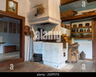 Zyndranowa, Polen - 13. August 2017: Typischer Raum mit Kohlenküche in einem Holzhaus im Lemko-Kulturmuseum Stockfoto