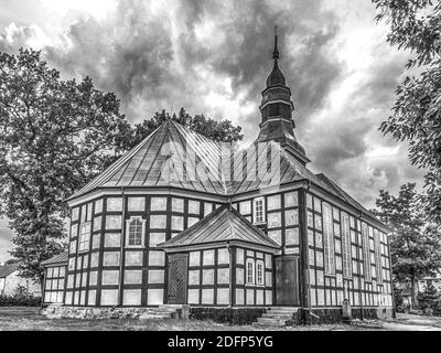 Brzezie, Polen - 28. Juli 2016: Aus Holz, historische Kirche in der Region Westpommern in Polen Stockfoto