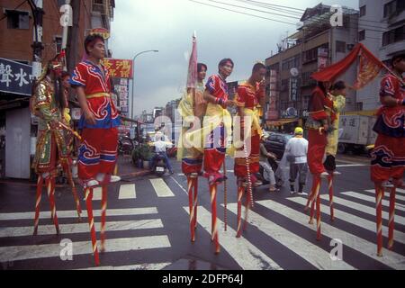 Eine traditionelle Mazu-Parade und ein taoistisches religiöses Festival im Stadtzentrum von Taipei in Taiwan im Osten von Aasia. Taiwan, Taipeh, Mai 2001 Stockfoto