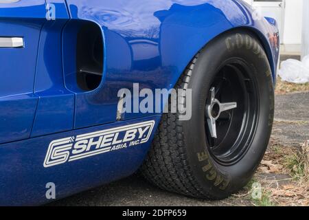 Nahaufnahme Detail des Hinterrads und Bogen von Eine metallische blau und weiß Superformance GT40R hochwertige Replik Des Ford GT40 Stockfoto