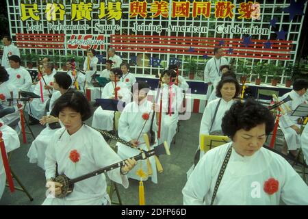 Traditionelle taiwanesische Musik am 4. Nationalfeiertag der USA. Juli im Stadtzentrum von Kaohsiung in Taiwan von Ost-Aasia. Taiwan, Taipeh, Mai 2001 Stockfoto