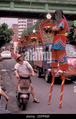 Eine traditionelle Mazu-Parade und ein taoistisches religiöses Festival im Stadtzentrum von Taipei in Taiwan im Osten von Aasia. Taiwan, Taipeh, Mai 2001 Stockfoto