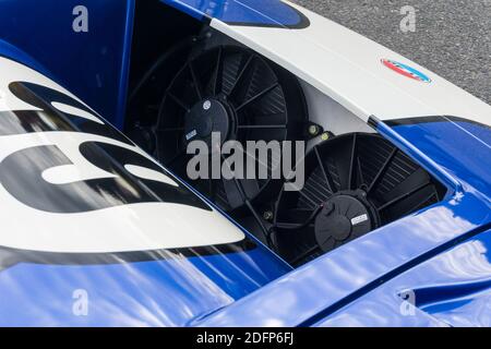 Detailansicht der Kühlerlüfter auf der Vorderseite Aus einem metallischen blau und weiß Superformance GT40R hohe Qualität Nachbau des Ford GT40 Stockfoto