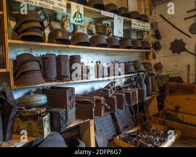 Zyndranowa, Polen - 13. August 2017: Sammlung alter Metallhelme, Schiffe und anderer Kriegszubehör im Lemko-Kulturmuseum Stockfoto