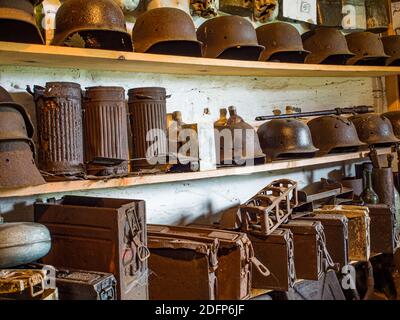 Zyndranowa, Polen - 13. August 2017: Sammlung alter Metallhelme, Schiffe und anderer Kriegszubehör im Lemko-Kulturmuseum Stockfoto