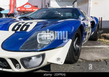 Nahaufnahme der Vorder- und Seitenansicht eines Metallic blau und weiß Superformance GT40R hochwertige Nachbildung von Der Ford GT40 Stockfoto