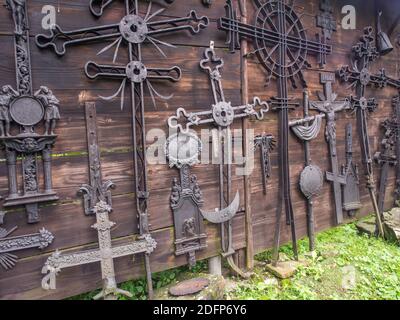 Zyndranowa, Polen - 13. August 2017: Sammlung alter orthodoxe Metallkreuze im Museum der Lemko-Kultur Stockfoto