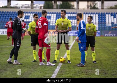 Pagani, Italien. Dezember 2020. Serie C 2020/2021 MeisterschaftMatchday 14 - Gruppe C Dritter Sieg in Folge für Bari und immer mit klarem Blatt: Das Spiel gegen Paganese endet 1-0 für die rot-weiß in Erwartung des 14. Spieltag der Serie C.Daniele Celiento Paganese gegen Bari 0 - 1 die beiden Kapitäne vor dem Anstoß Francesco Scarpa (10) Paganese Calcio 1926 und Valerio Di Cesare (6) SSC Bari (Foto von Alessandro Barone/Pacific Press) Quelle: Pacific Press Media Production Corp./Alamy Live News Stockfoto