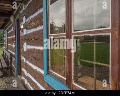 Zyndranowa, Polen - 13. August 2017: Nahaufnahme eines typischen Holzhauses aus Lemko im Museum der Lemko-Kultur Stockfoto