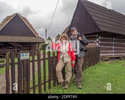 Zyndranowa, Polen - 13. August 2017: Touristen vor einem typischen Lemko-Haus im Lemko-Kulturmuseum Stockfoto