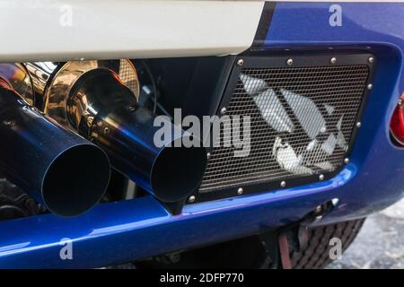 Nahaufnahme Detail der Auspuffrohre auf einem metallischen Blau und weiß Superformance GT40R hochwertige Nachbildung der Ford GT40 Stockfoto