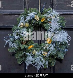 Edinburgh, Großbritannien. 06. Dezember 2020 im Bild: Eine Auswahl von Weihnachtskränzen an den Türen der Georgian New Town in Edinburgh. Kredit: Rich Dyson/Alamy Live Nachrichten Stockfoto