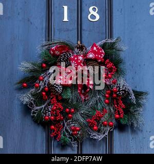 Edinburgh, Großbritannien. 06. Dezember 2020 im Bild: Eine Auswahl von Weihnachtskränzen an den Türen der Georgian New Town in Edinburgh. Kredit: Rich Dyson/Alamy Live Nachrichten Stockfoto