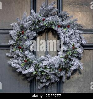 Edinburgh, Großbritannien. 06. Dezember 2020 im Bild: Eine Auswahl von Weihnachtskränzen an den Türen der Georgian New Town in Edinburgh. Kredit: Rich Dyson/Alamy Live Nachrichten Stockfoto