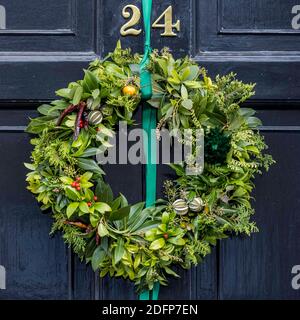 Edinburgh, Großbritannien. 06. Dezember 2020 im Bild: Eine Auswahl von Weihnachtskränzen an den Türen der Georgian New Town in Edinburgh. Kredit: Rich Dyson/Alamy Live Nachrichten Stockfoto