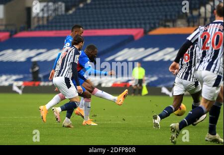 Christian Benteke von Crystal Palace erzielt im Premier League-Spiel in den Hawthorns, West Bromwich, das fünfte Tor seines Spielers. Stockfoto