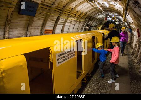 Ruda Śląska, Polen - 16. Juli 2017: Gelbe Waggons bringen Touristen in einen Tunnel am Kohlebergwerk. Stockfoto