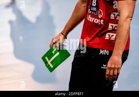 06. Dezember 2020, Schleswig-Holstein, Flensburg: Handball: Bundesliga, SG Flensburg-Handewitt - frisch auf Göppingen, 11. Spieltag. Flensburgs Trainer Machulla hält eine Auszeit-Karte in der Hand. Foto: Axel Heimken/dpa Stockfoto