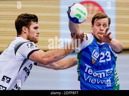 06. Dezember 2020, Schleswig-Holstein, Flensburg: Handball: Bundesliga, SG Flensburg-Handewitt - frisch auf Göppingen, 11. Spieltag. Flensburgs Johannes Golla (links) und Göppingens Janus Dadi Smarason in Aktion. Foto: Axel Heimken/dpa Stockfoto