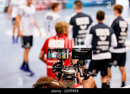 06. Dezember 2020, Schleswig-Holstein, Flensburg: Handball: Bundesliga, SG Flensburg-Handewitt - frisch auf Göppingen, 11. Spieltag. Ein Kameramann filmt das Spiel von der Seite mit 5G-fähigen Geräten. Foto: Axel Heimken/dpa Stockfoto