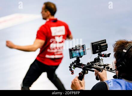 06. Dezember 2020, Schleswig-Holstein, Flensburg: Handball: Bundesliga, SG Flensburg-Handewitt - frisch auf Göppingen, 11. Spieltag. Ein Kameramann filmt das Spiel von der Seite mit 5G-fähigen Geräten. Foto: Axel Heimken/dpa Stockfoto