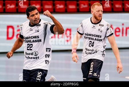 06. Dezember 2020, Schleswig-Holstein, Flensburg: Handball: Bundesliga, SG Flensburg-Handewitt - frisch auf Göppingen, 11. Spieltag. Flensburgs Mads Mensah Larsen (links) und Flensburgs Jim Gottfridsson feiern ein Tor. Foto: Axel Heimken/dpa Stockfoto