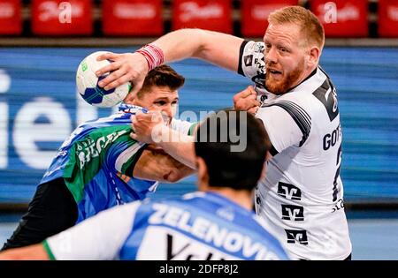 06. Dezember 2020, Schleswig-Holstein, Flensburg: Handball: Bundesliga, SG Flensburg-Handewitt - frisch auf Göppingen, 11. Spieltag. Göppingens Sebastian Heymann (links) und Flensburgs Jim Gottfridsson kämpfen um den Ball. Foto: Axel Heimken/dpa Stockfoto