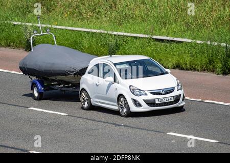 2012 WHITE Vauxhall Corsa SRI CDTI Schleppen Bootsanhänger; Fahrzeugverkehr, Fahrzeuge bewegen, Autos, Fahrzeug fahren auf britischen Straßen, Motoren, Fahren auf der Autobahn M6 Autobahn UK Straßennetz. Stockfoto