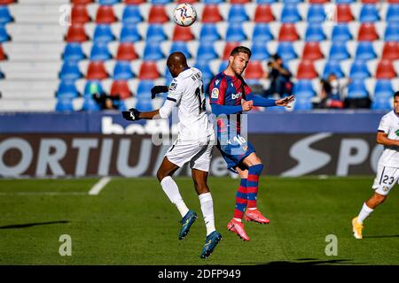 VALENCIA, SPANIEN - 5. DEZEMBER: Allan Nyom von Getafe, Ruben Rochina von Levante während des La Liga Santander Spiels zwischen Levante UD und Getafe CF in Es Stockfoto