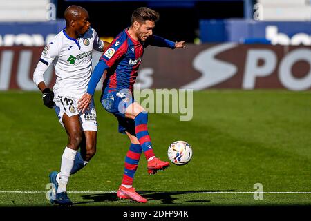 VALENCIA, SPANIEN - 5. DEZEMBER: Allan Nyom von Getafe, Ruben Rochina von Levante während des La Liga Santander Spiels zwischen Levante UD und Getafe CF in Es Stockfoto