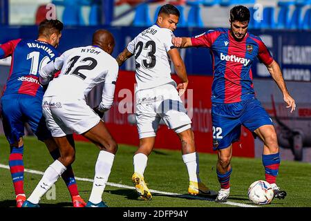 VALENCIA, SPANIEN - 5. DEZEMBER: Allan Nyom von Getafe, Cucho Hernandez von Getafe, Gonzalo Melero von Levante während des La Liga Santander Spiels zwischen Le Stockfoto