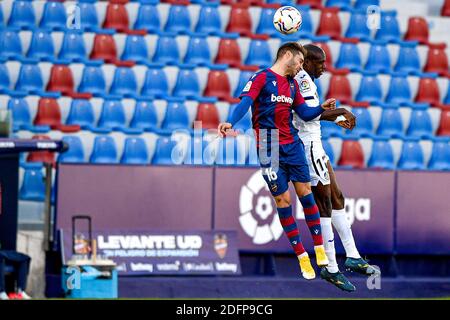 VALENCIA, SPANIEN - 5. DEZEMBER: Ruben Rochina von Levante, Allan Nyom von Getafe während des La Liga Santander Spiels zwischen Levante UD und Getafe CF in Es Stockfoto