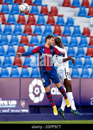 VALENCIA, SPANIEN - 5. DEZEMBER: Ruben Rochina von Levante, Allan Nyom von Getafe während des La Liga Santander Spiels zwischen Levante UD und Getafe CF in Es Stockfoto